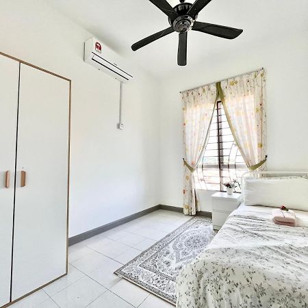 Tropika Homestay Bangi With 3 Bedrooms Каджанг Екстериор снимка