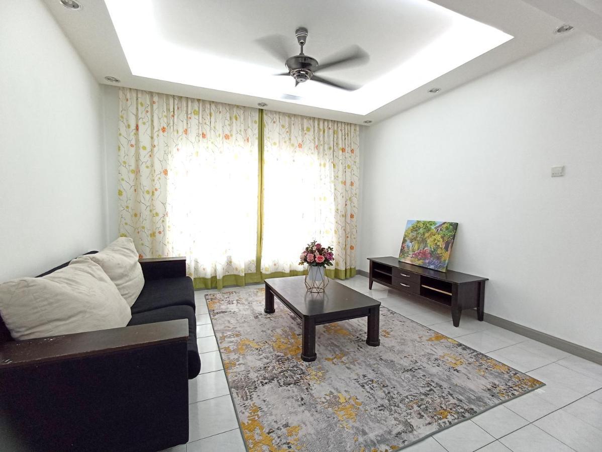 Tropika Homestay Bangi With 3 Bedrooms Каджанг Екстериор снимка