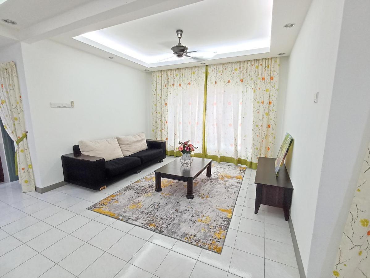 Tropika Homestay Bangi With 3 Bedrooms Каджанг Екстериор снимка