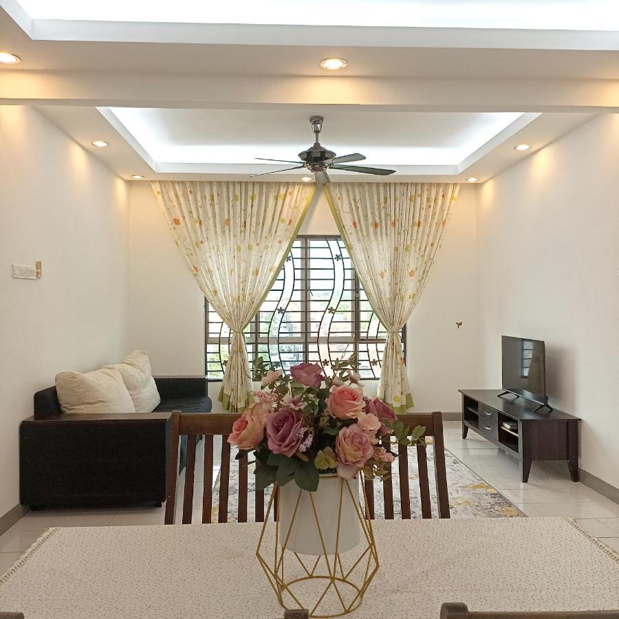 Tropika Homestay Bangi With 3 Bedrooms Каджанг Екстериор снимка