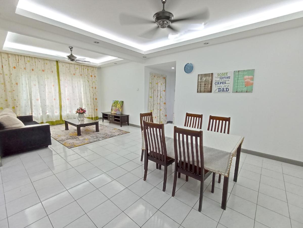 Tropika Homestay Bangi With 3 Bedrooms Каджанг Екстериор снимка