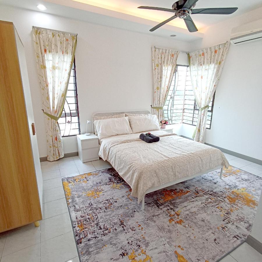 Tropika Homestay Bangi With 3 Bedrooms Каджанг Екстериор снимка