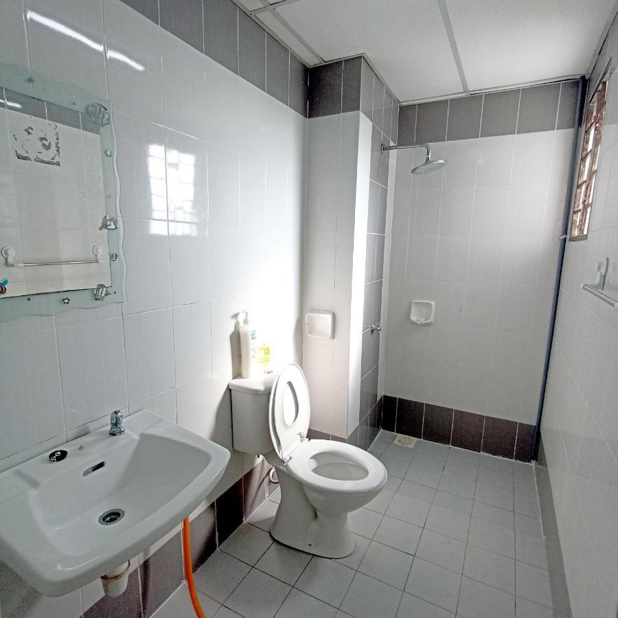 Tropika Homestay Bangi With 3 Bedrooms Каджанг Екстериор снимка