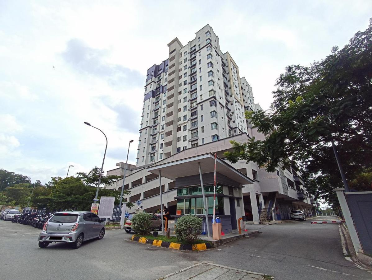 Tropika Homestay Bangi With 3 Bedrooms Каджанг Екстериор снимка