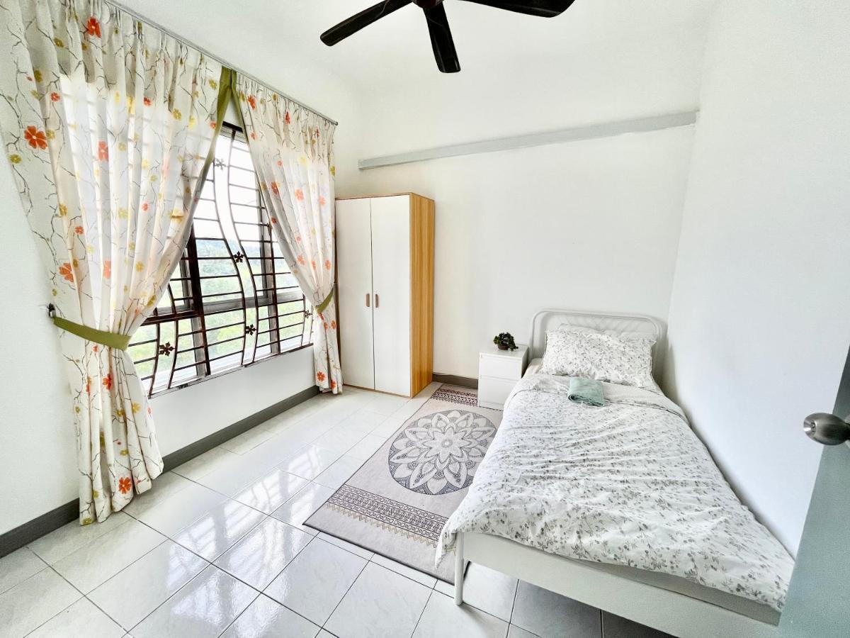 Tropika Homestay Bangi With 3 Bedrooms Каджанг Екстериор снимка