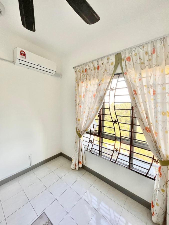 Tropika Homestay Bangi With 3 Bedrooms Каджанг Екстериор снимка
