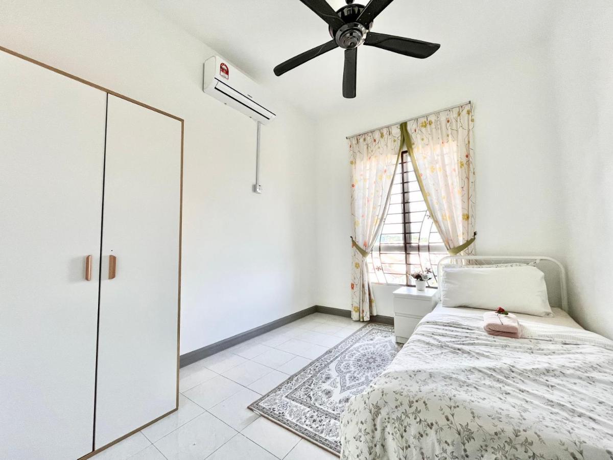 Tropika Homestay Bangi With 3 Bedrooms Каджанг Екстериор снимка