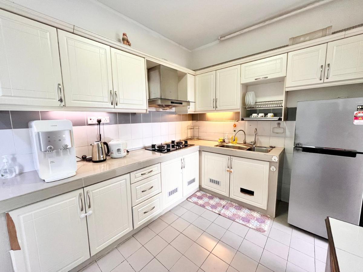 Tropika Homestay Bangi With 3 Bedrooms Каджанг Екстериор снимка